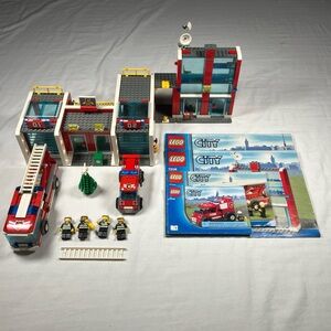 VINTAGE 2009 LEGO City Fire Station Building Set Kit #7208